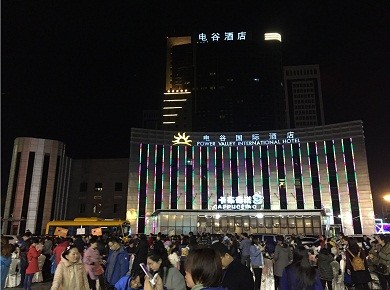 英利“熊猫”首次亮相“地球一小时”活动